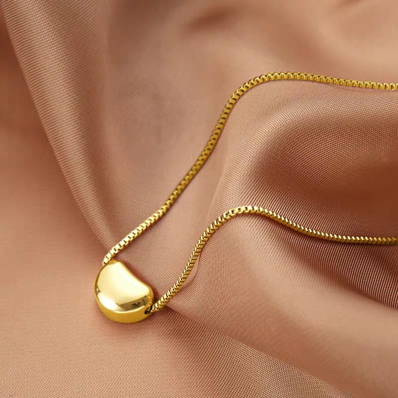 Graziosa collana minimalista in acciaio al titanio a forma di cuore da donna con catena a maglie e design corto per clavicola