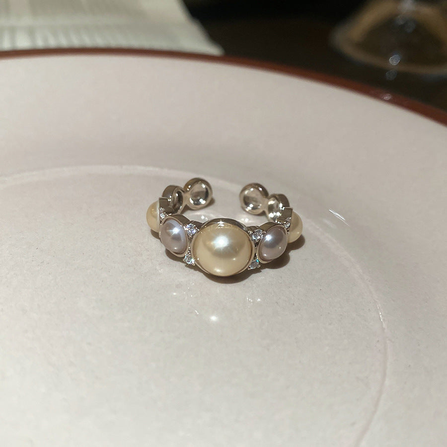 Anello Elegante Retrò Francese di Lusso Leggero con Perla Simulato e Intarsio di Zirconi, Design Geometrico Rotondo da Donna
