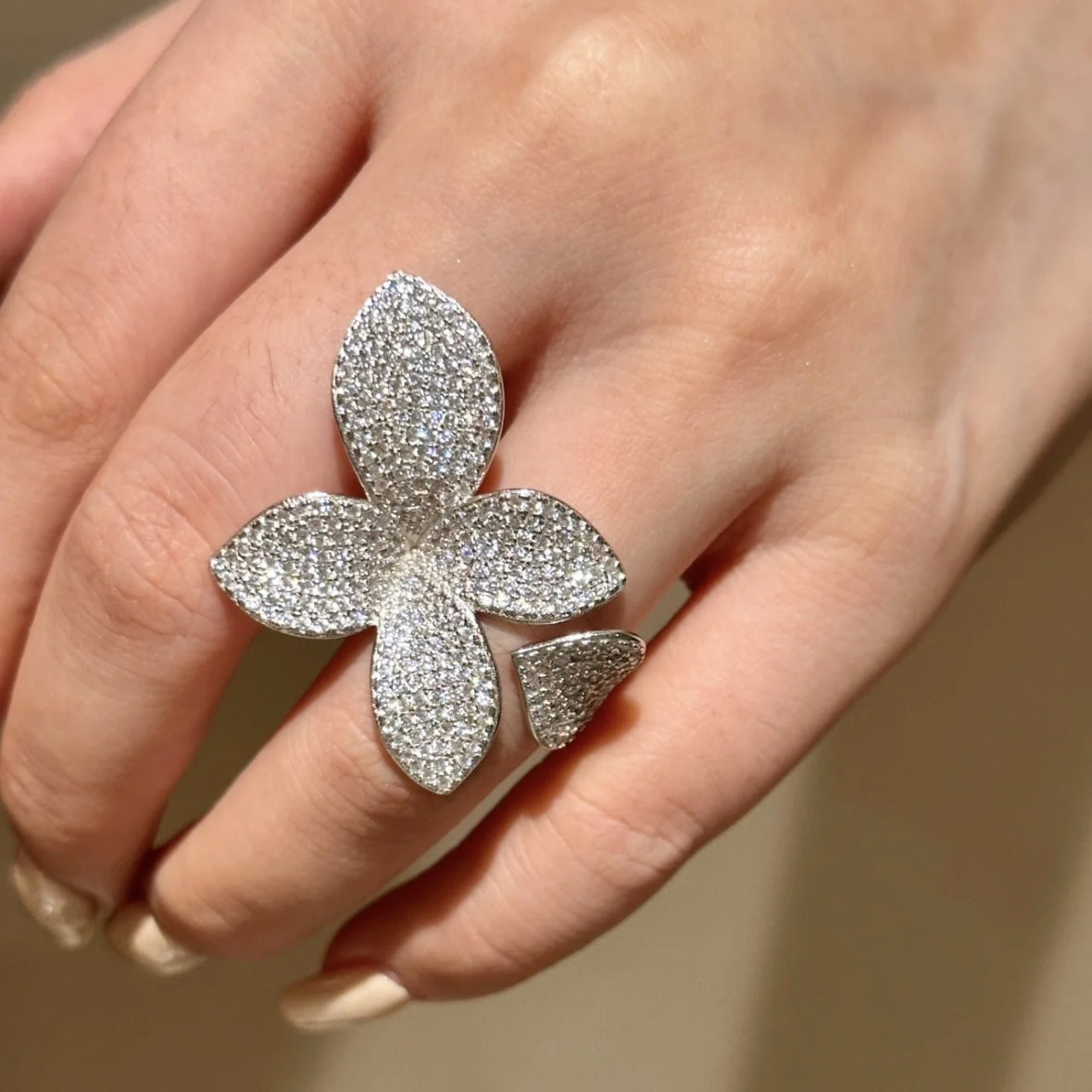 Anillo Abierto Floral Minimalista para Mujer en Cobre con Acabado Chapado Elegante Anillo para Dedo Índice Joyería de Lujo para Manos