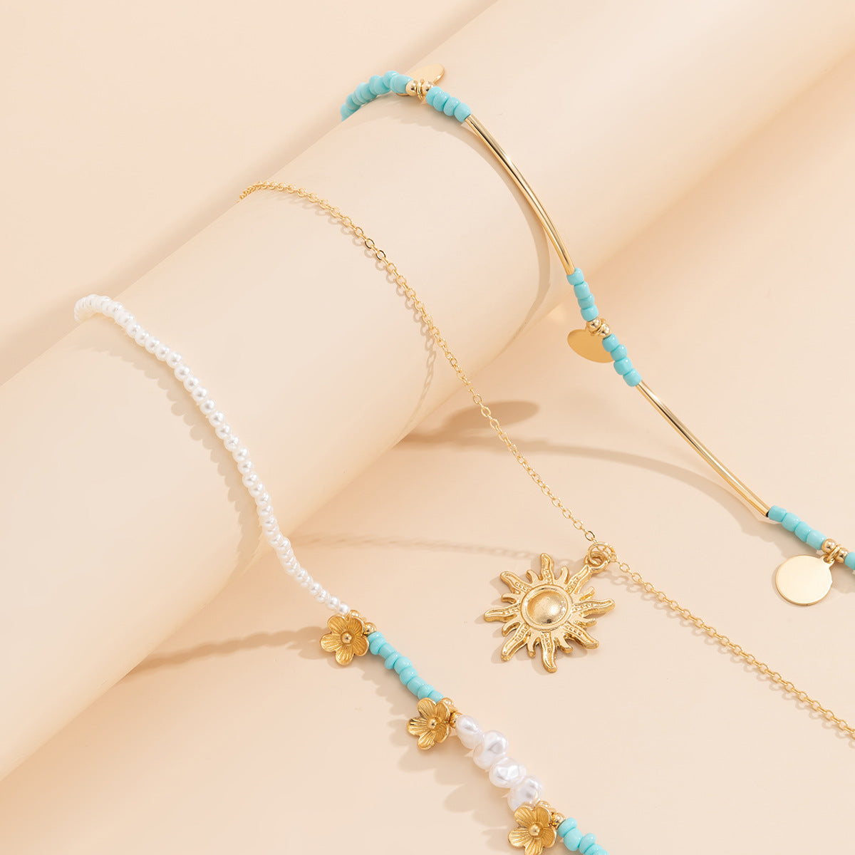 Collana con pendente floreale etnico retrò da donna con catena in lega, paillettes multistrato simili a perle, design geometrico e finitura placcata