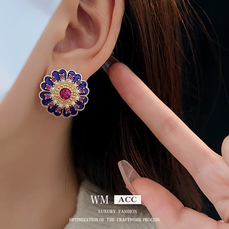 Vintage Style Pearl Flower Stud Earrings for Women with Alloy Base and Gold Plating