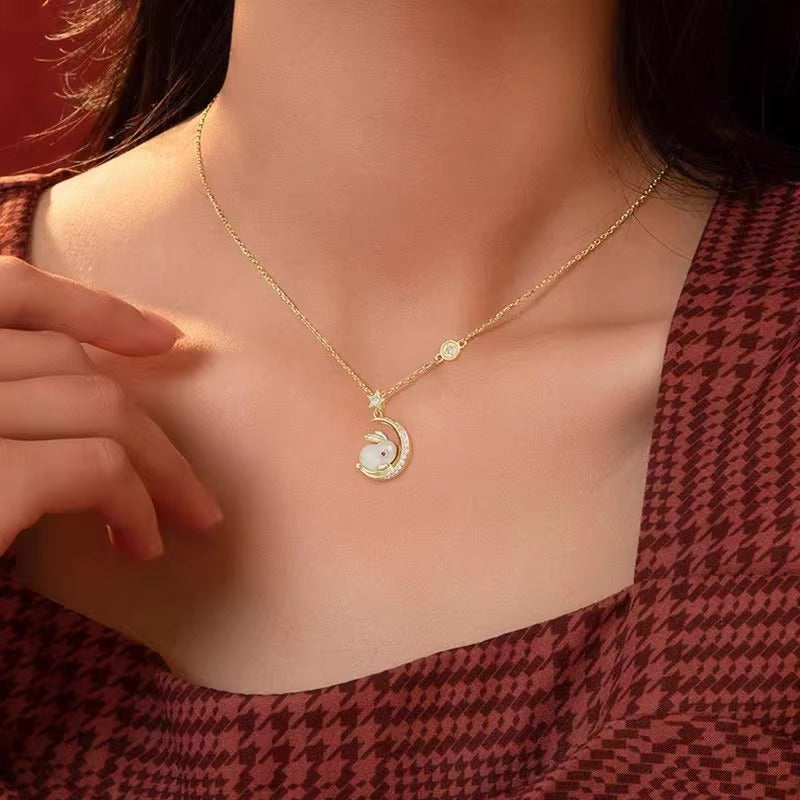 Collana con ciondolo a luna crescente e coniglio di giada, design originale, in acciaio al titanio placcato oro, per uomo e donna, catena a O, a medaglione, regalo di compleanno