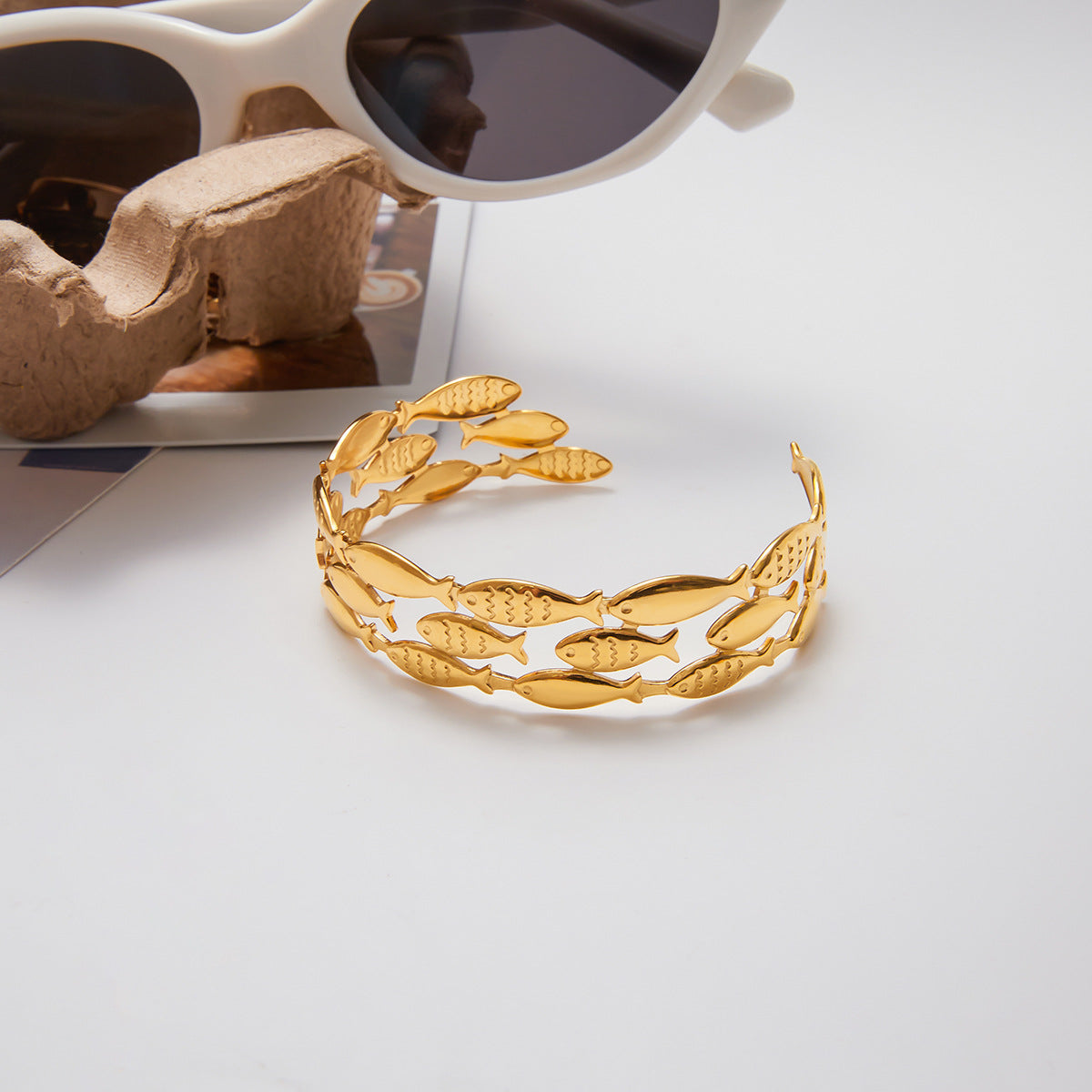 Pulsera Abierta de Tres Capas de Acero Inoxidable Martillado Calado con Diseño de Pez para Mujer