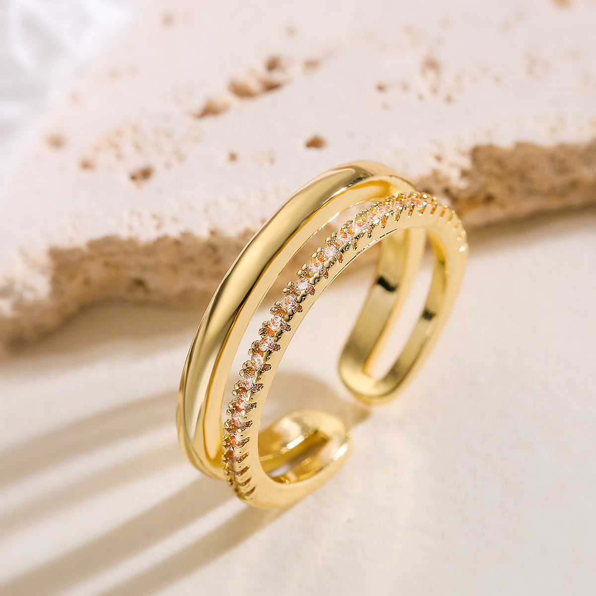 Anello geometrico minimalista in rame placcato oro 18 carati con zirconi micro-incastonati per donna