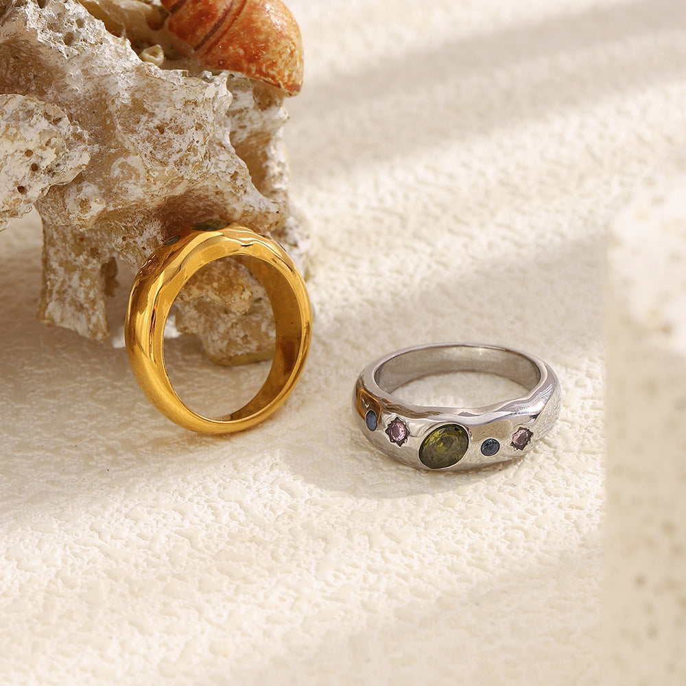 Anello da donna minimalista geometrico in acciaio inossidabile placcato oro 18 carati con cristalli di zirconia