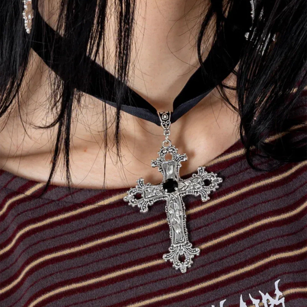 Collar con colgante de cruz estilo gótico para mujer, gargantilla floral hueca de aleación de zinc con acabado galvanizado