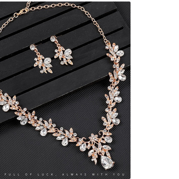 Conjunto de collar de aleación de estilo natural con forma floral y de hoja, incrustaciones de pedrería y baño de oro en cadena tipo O para mujer