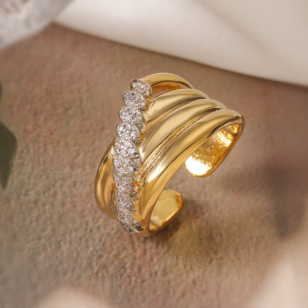 Anello aperto geometrico minimalista da donna in rame con zirconi micro-pavé