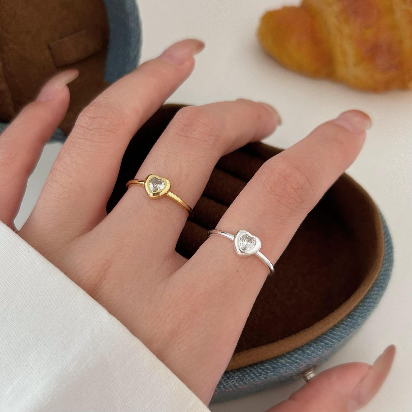 Anello Minimalista a Cuore in Argento Sterling 925 con Intarsio di Zirconi da Donna