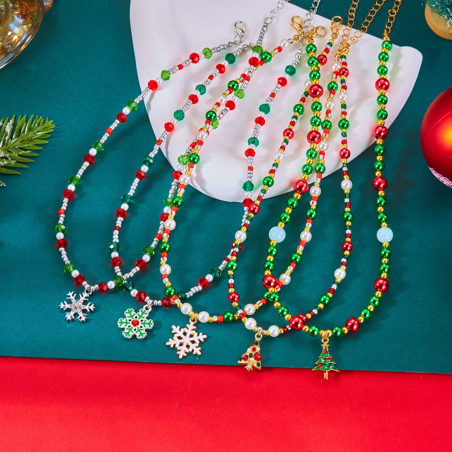 Collana Natalizia Casual da Donna con Ciondoli a Forma di Renna e Pupazzo di Neve Smaltati su Catena di Perline