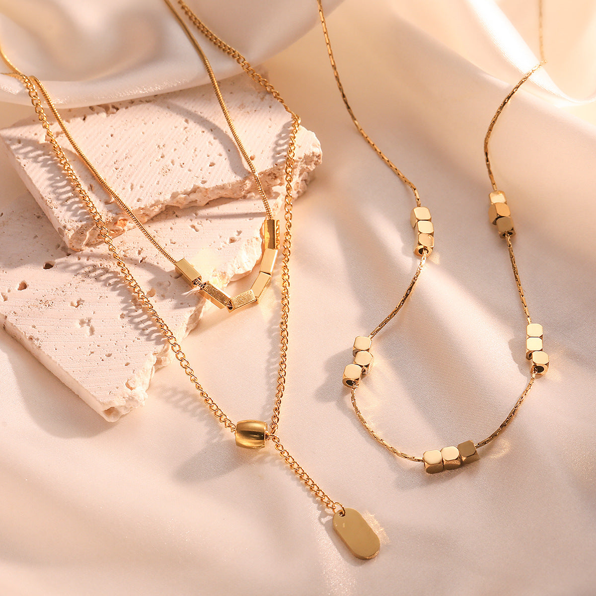 Collana da Donna Minimalista Geometrica in Acciaio al Titanio con Placcatura in Vero Oro, Gioiello Versatile con Ciondolo a Strati