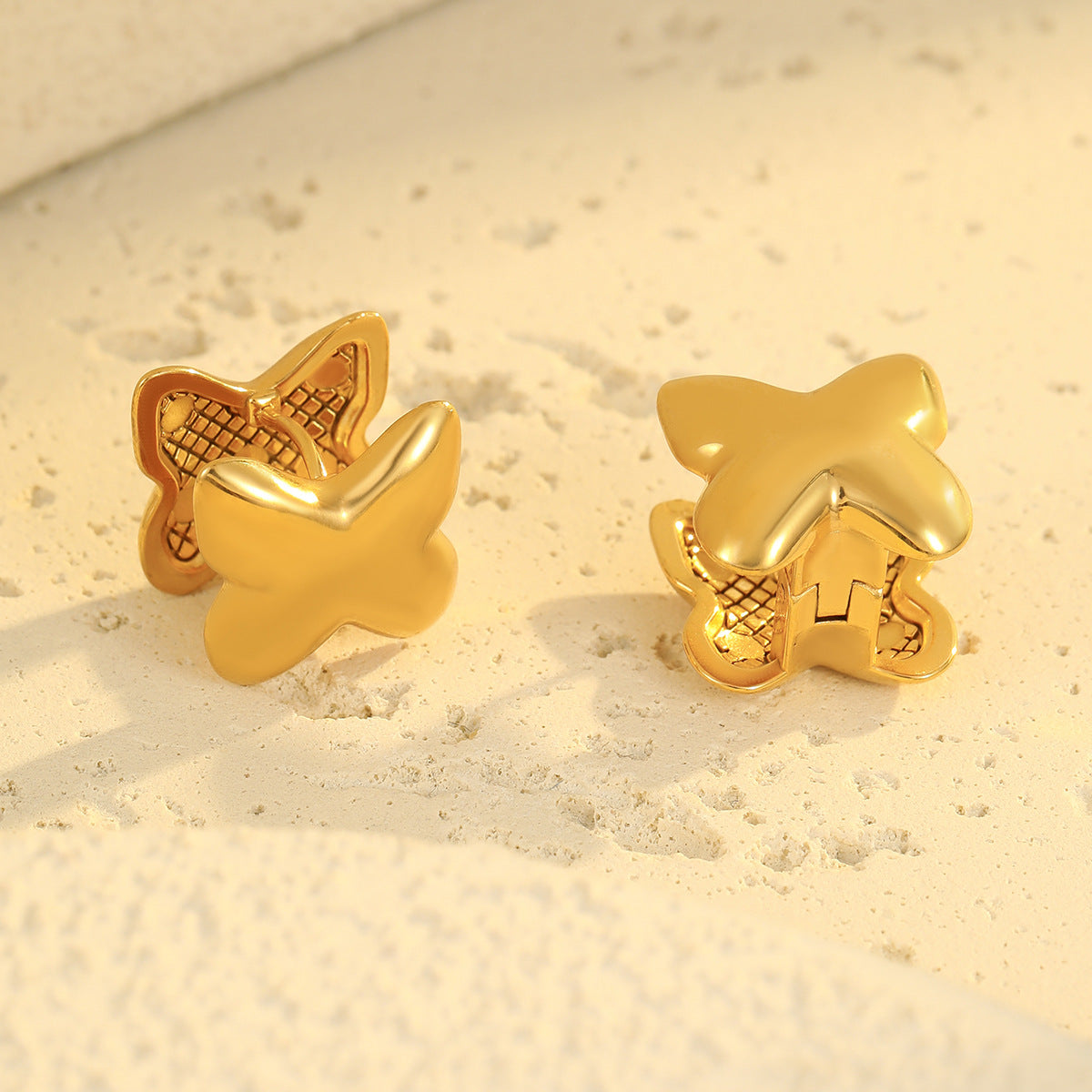 Pendientes de tuerca de acero inoxidable con forma de estrella de moda con acabado chapado para mujer