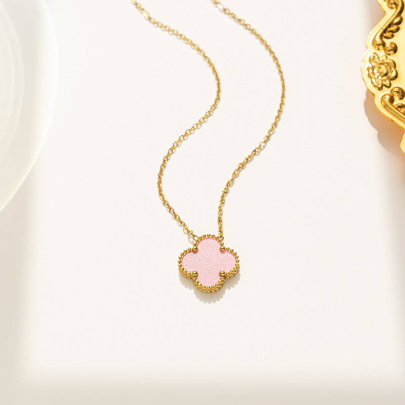 Pulsera minimalista de acero de titanio con forma de trébol e incrustaciones de nácar para mujer