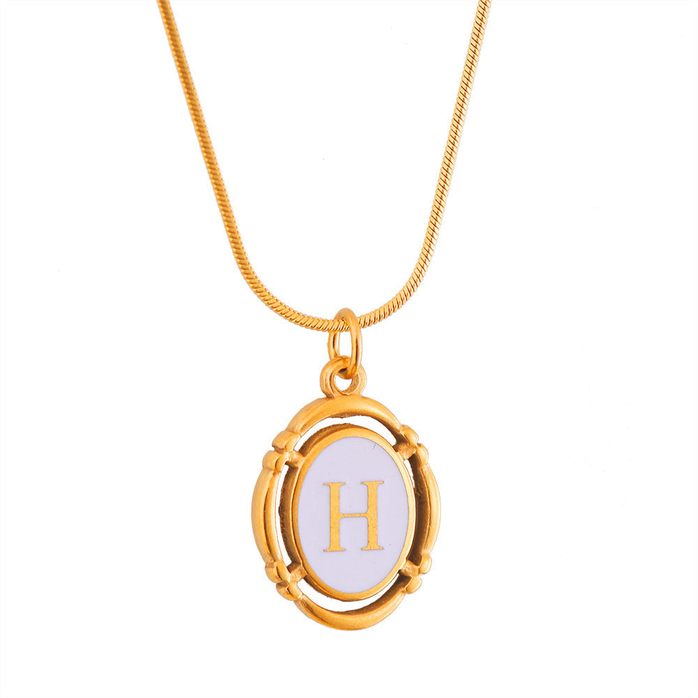 Collana con Pendente Ovale Minimalista a Forma di Lettera in Acciaio al Titanio Placcato Oro con Finitura Smaltata Unisex
