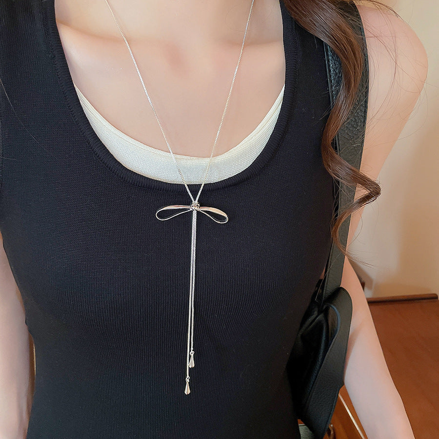 Collana con Pendente Geometrico Minimalista da Donna in Lega con Finitura Elettroplaccata — Catena Leggera per Maglione, Accessorio di Lusso Versatile