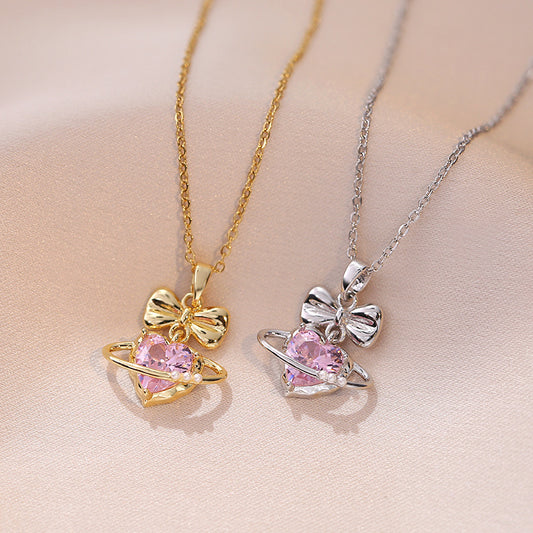 Collar con colgante de lazo minimalista y corazón de acero de titanio con incrustaciones de diamantes de imitación en cadena O para mujer