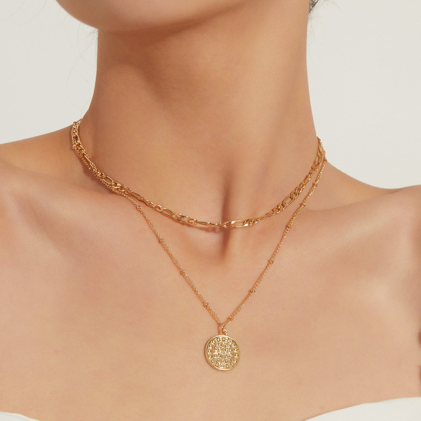 Elegante Collar con Colgante de Cruz para Mujer con Diseño Geométrico, Fabricación en Aleación, Acabado Galvanizado, Delicada Cadena Doble