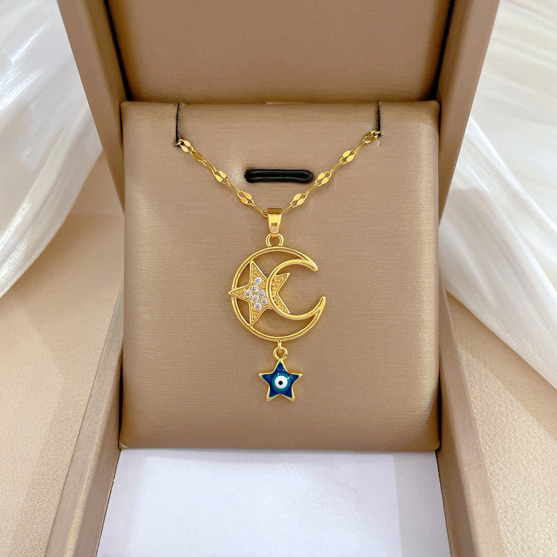 Collana da donna lussuosa e minimalista in acciaio al titanio con luna intarsiata di strass, dolce ciondolo geometrico