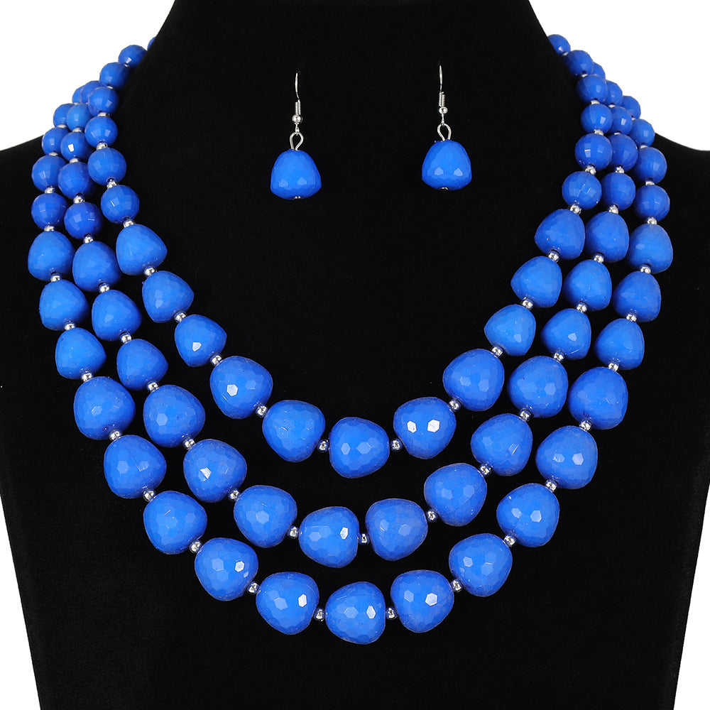 Conjunto étnico vintage de collar y pendientes de varias capas con cuentas y dijes de corazón en forma de campana con detalles de burbujas en resina plástica