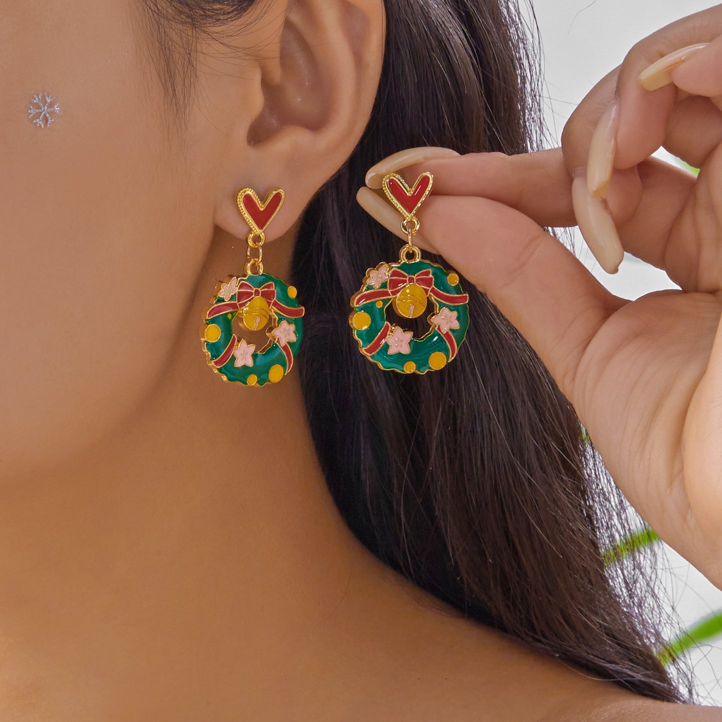 Pendientes de aro de aleación con forma de corazón, temática navideña, con motivos de Papá Noel y muñeco de nieve, electrochapados, unisex