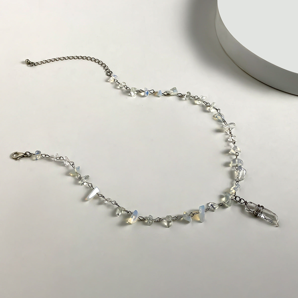 Collar minimalista con colgante de cristal irregular para mujer con forma geométrica y acabado chapado