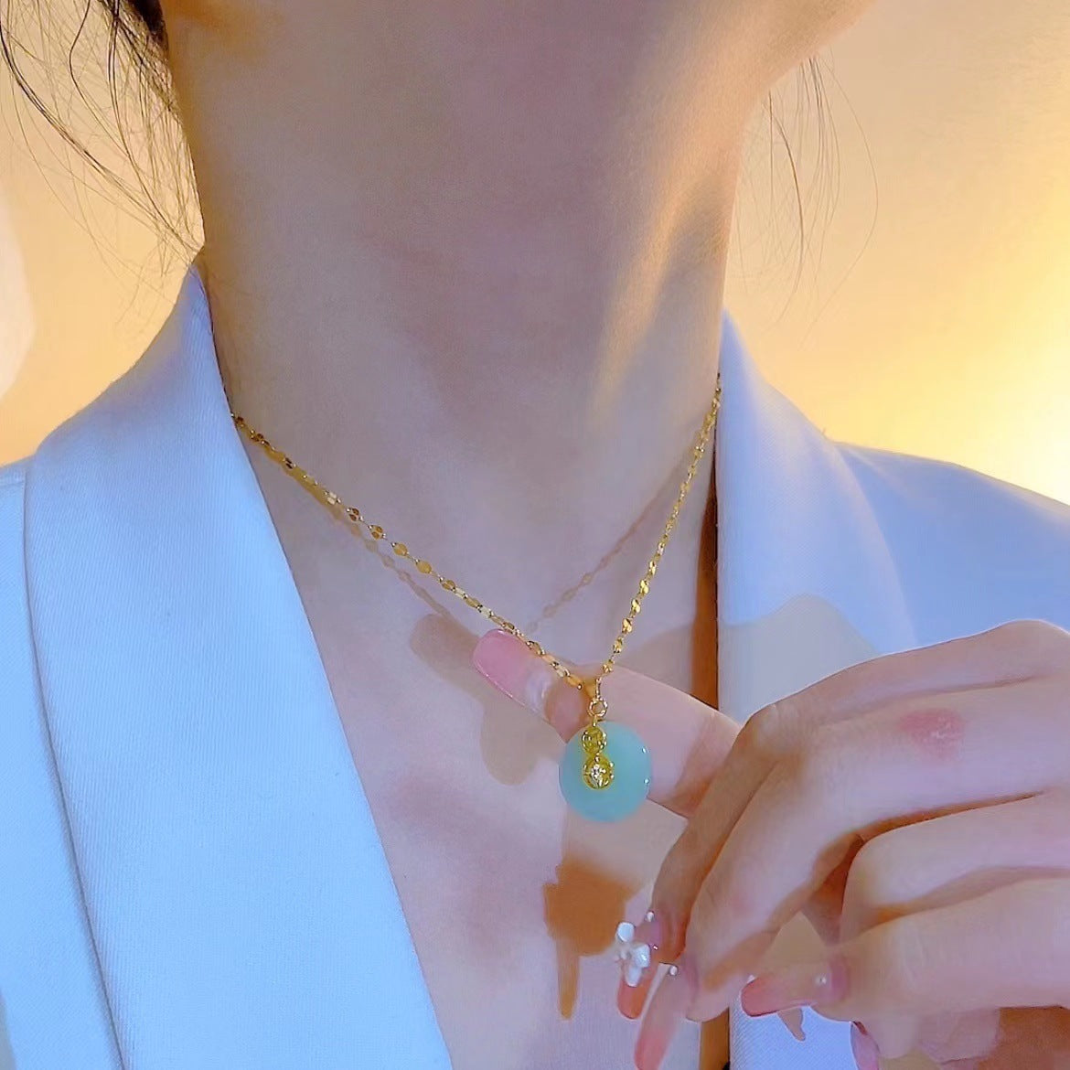 Collana con ciondolo tondo minimalista da donna in acciaio al titanio con catena a serpente e ciondolo in rame placcato oro stile medaglione elegante e versatile