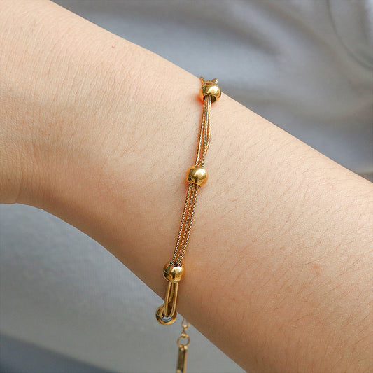 Set di bracciali a strati minimalisti in acciaio inossidabile con piccole perle placcate oro 18 carati e catena dorata da donna