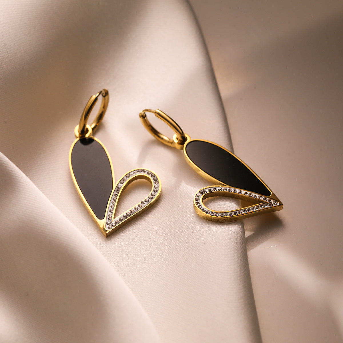 Vintage-Style Heart-Shaped Titanium Steel Earrings with Gold Plating, Minimalist Geometric Design, Fashionable Everyday Wear