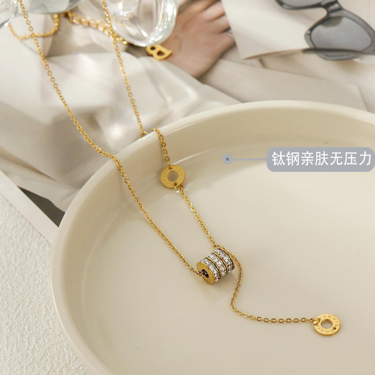 Collar Minimalista de Acero Inoxidable con Geometría, Baño de Oro de 18K y Colgante de Flecos para Mujer