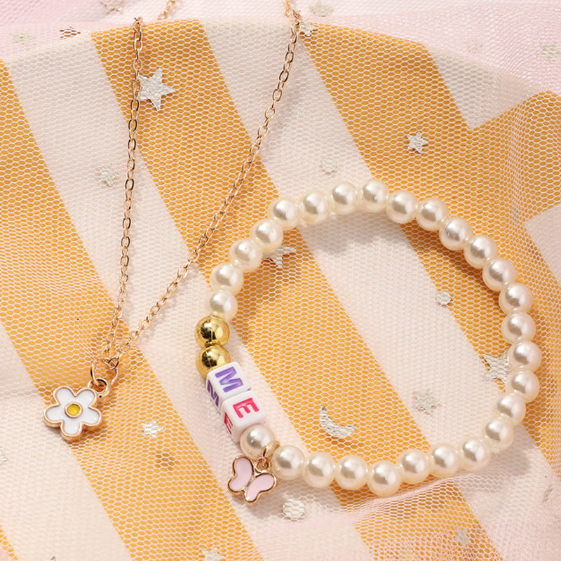 Bracciale minimalista in metallo a forma di lettera per bambine e ragazze con accenti di perle, design artigianale