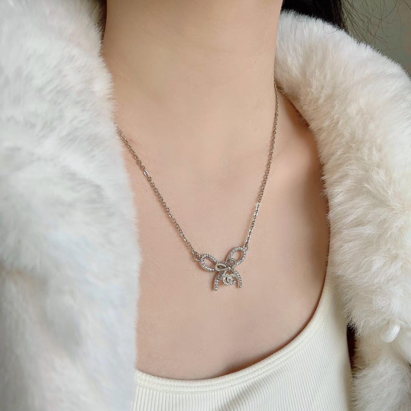 Collar dulce y elegante de latón chapado en oro con letra, mariposa, perla e incrustaciones de cristal para mujer