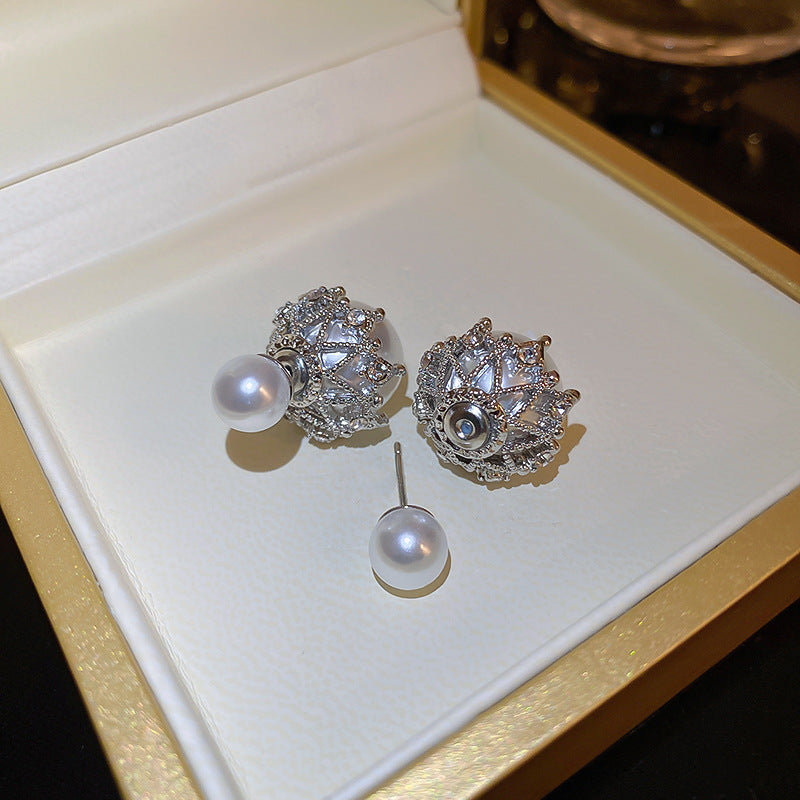 Elegantes pendientes florales de perlas con postes de plata chapados en oro para mujer