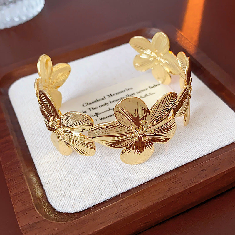 Pulsera de metal con patrón de cuadrícula geométrica de tono frío minimalista con acabado galvanizado para mujer