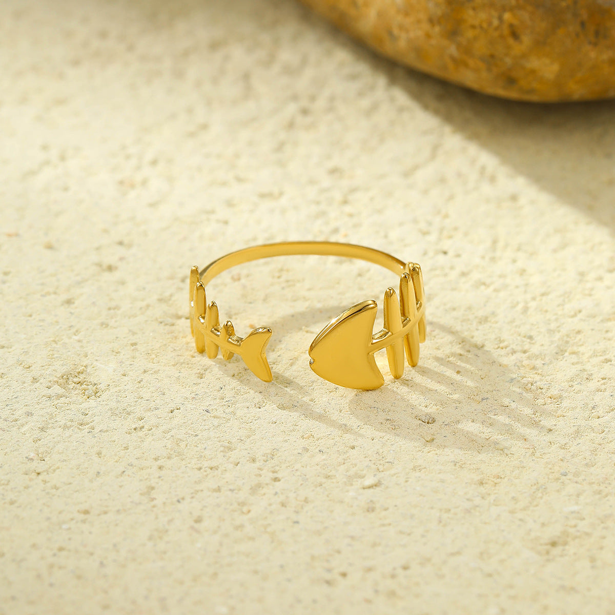 Anello da donna in acciaio inossidabile con delfino geometrico di lusso e lisca di pesce, placcato oro 18 carati, fascia aperta regolabile