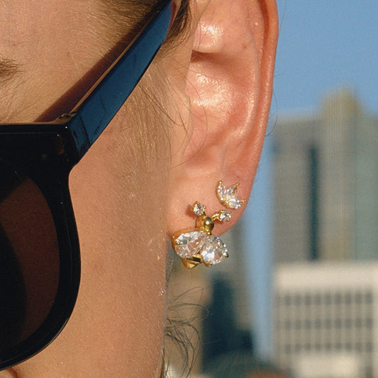 Aretes de mujer minimalistas de titanio con forma de abeja, con incrustaciones de circonita, poste de acero inoxidable hipoalergénico, acabado galvanizado