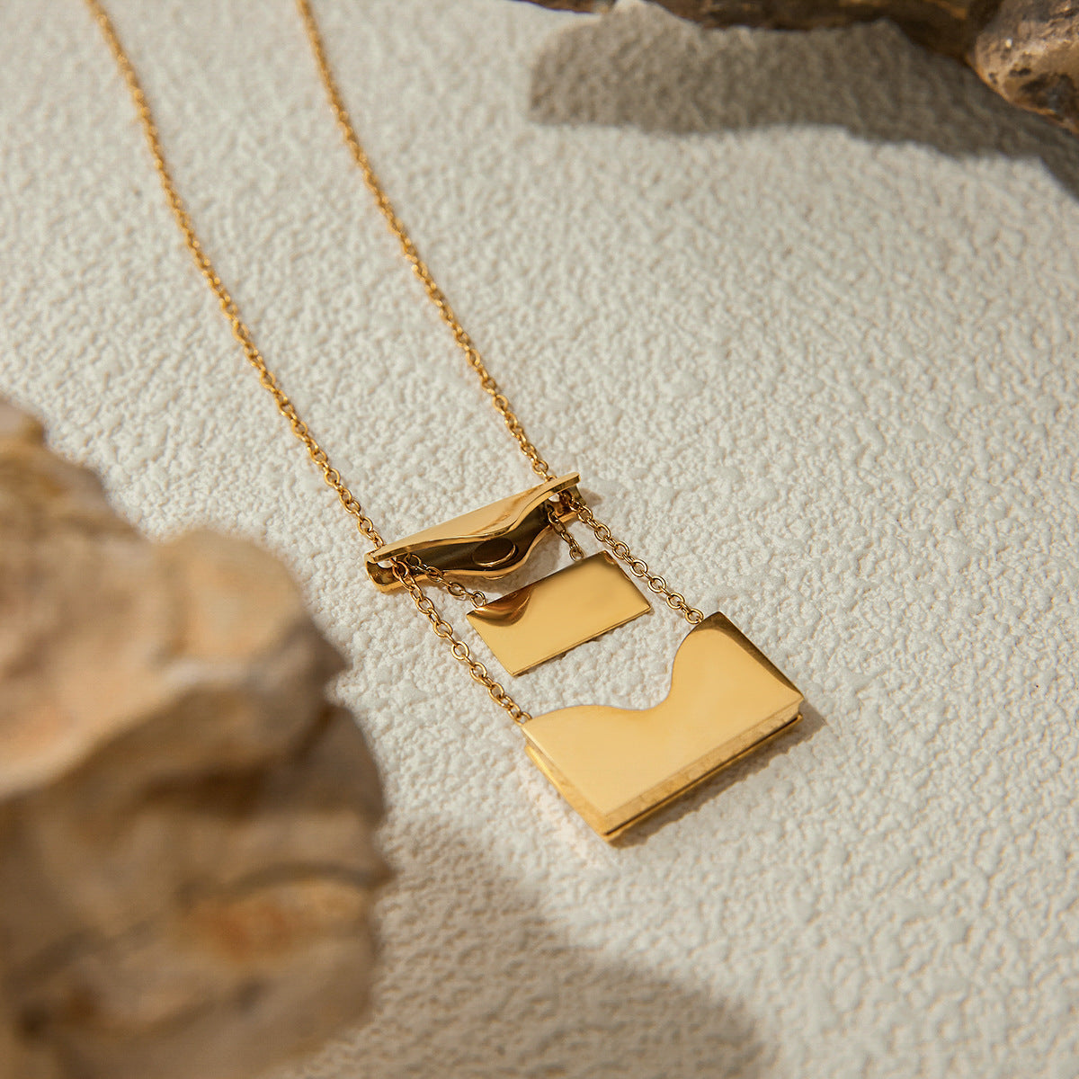 Collana da donna minimalista elegante con lettera geometrica placcata in acciaio inossidabile