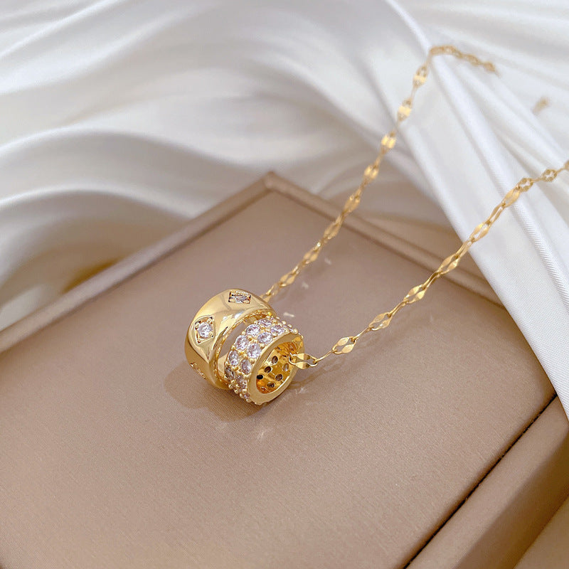 Collar con doble anillo estilo dibujo animado con forma de cintura y circonitas para mujer en acero inoxidable con delicada cadena a la altura de la clavícula