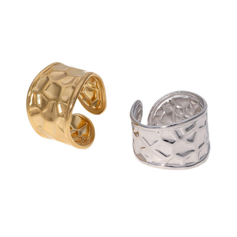 Anello Aperto da Donna Minimalista in Acciaio al Titanio a Fascia Larga con Finitura Placcata e Texture Ondulata