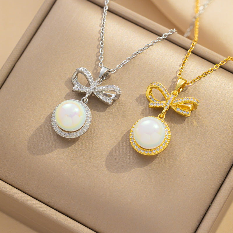 Elegante collana con ciondolo a fiocco e perla da donna in acciaio al titanio con finitura galvanica, leggera e ipoallergenica