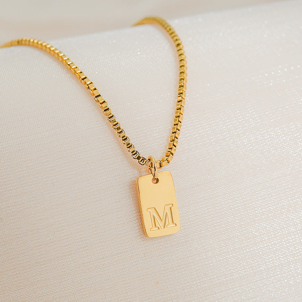 Collar con colgante de letra geométrica minimalista de acero inoxidable con baño de oro de 18 quilates para mujer