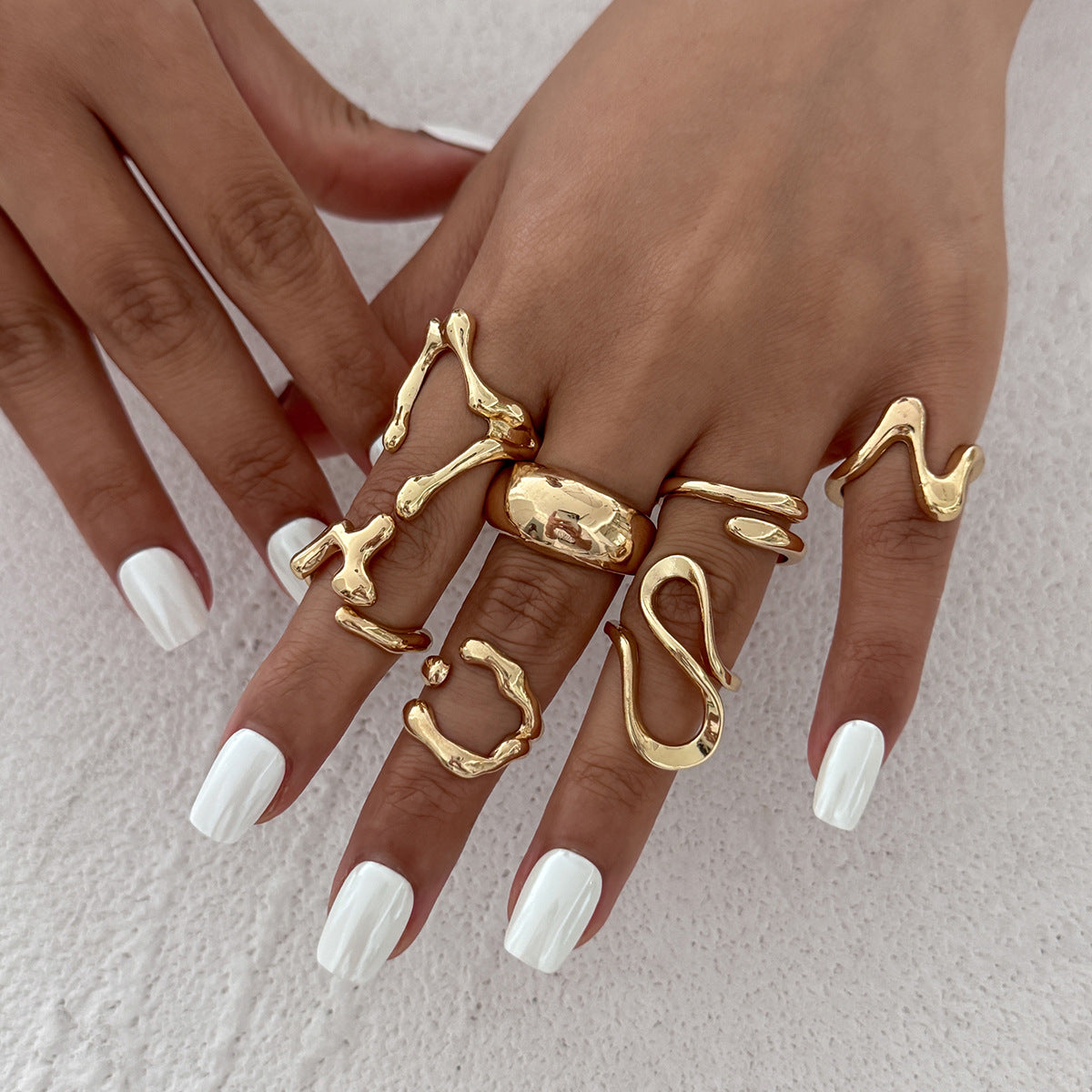 Anillo de aleación geométrica minimalista con acabado de superficie fundida tipo líquido para mujer