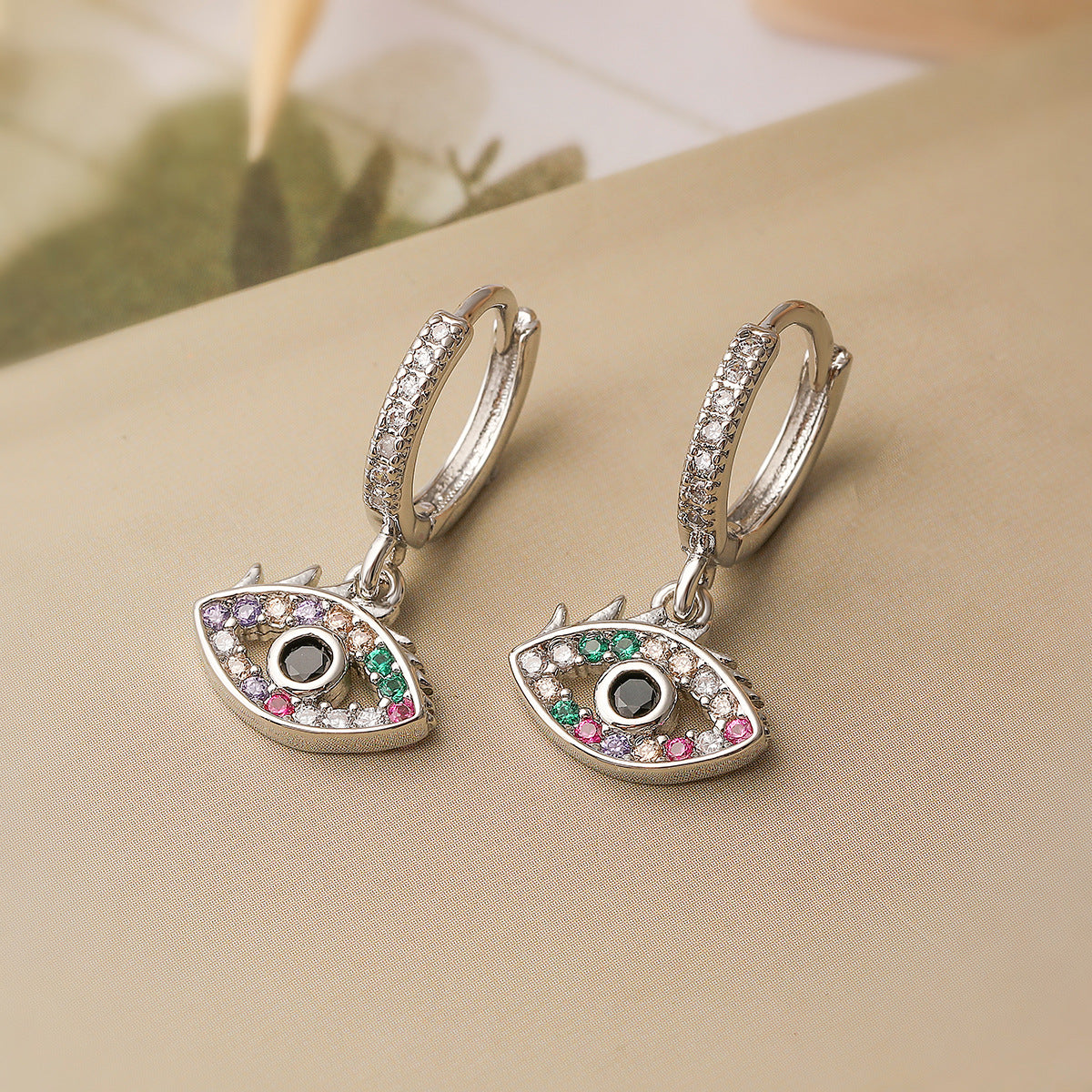 Orecchini a perno geometrici minimalisti color oro e rame con zirconi colorati a forma di occhio di Hamsa per donna
