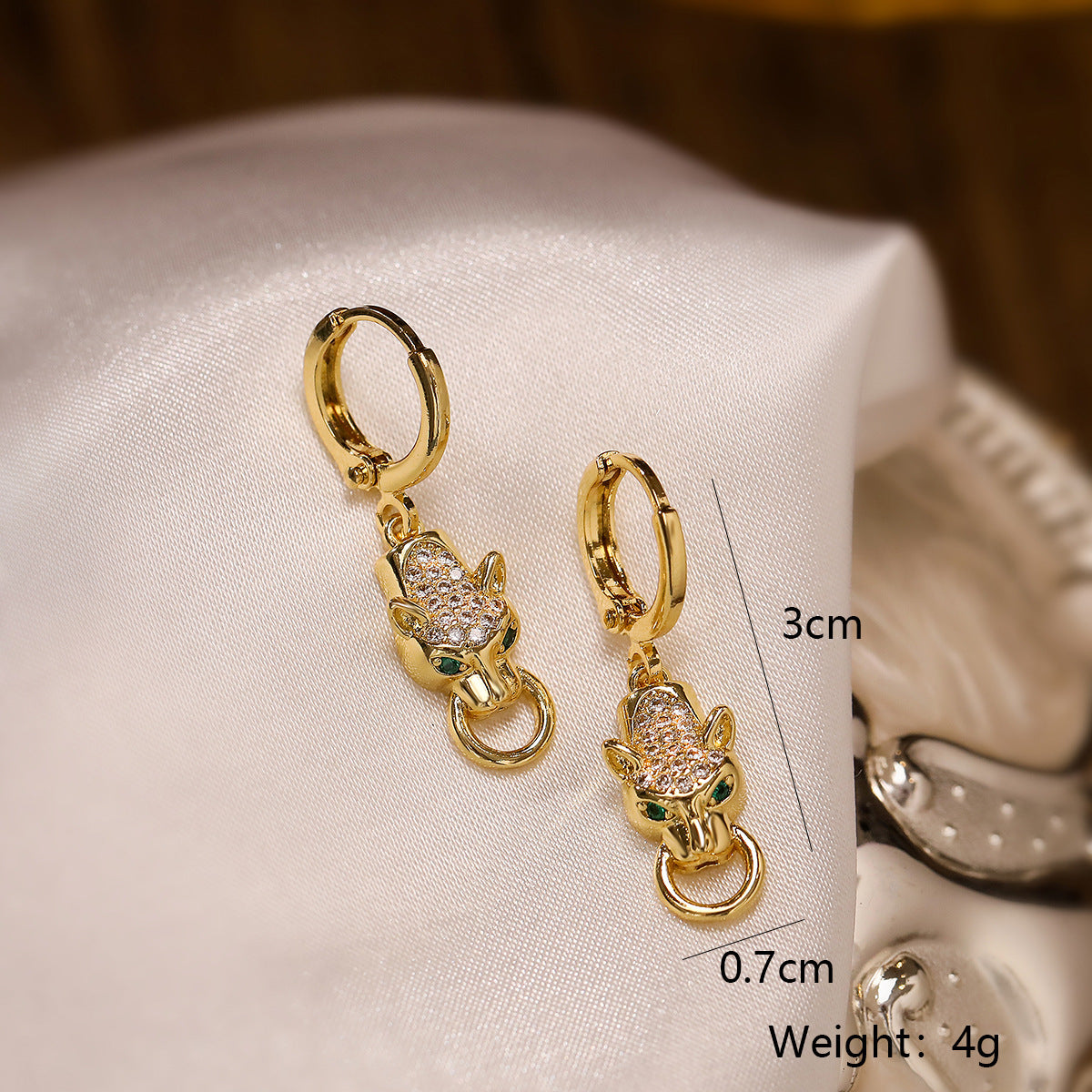 Set di collana con ciondolo e orecchini minimalisti a forma di leopardo da donna in ottone placcato oro con intarsio di zirconi