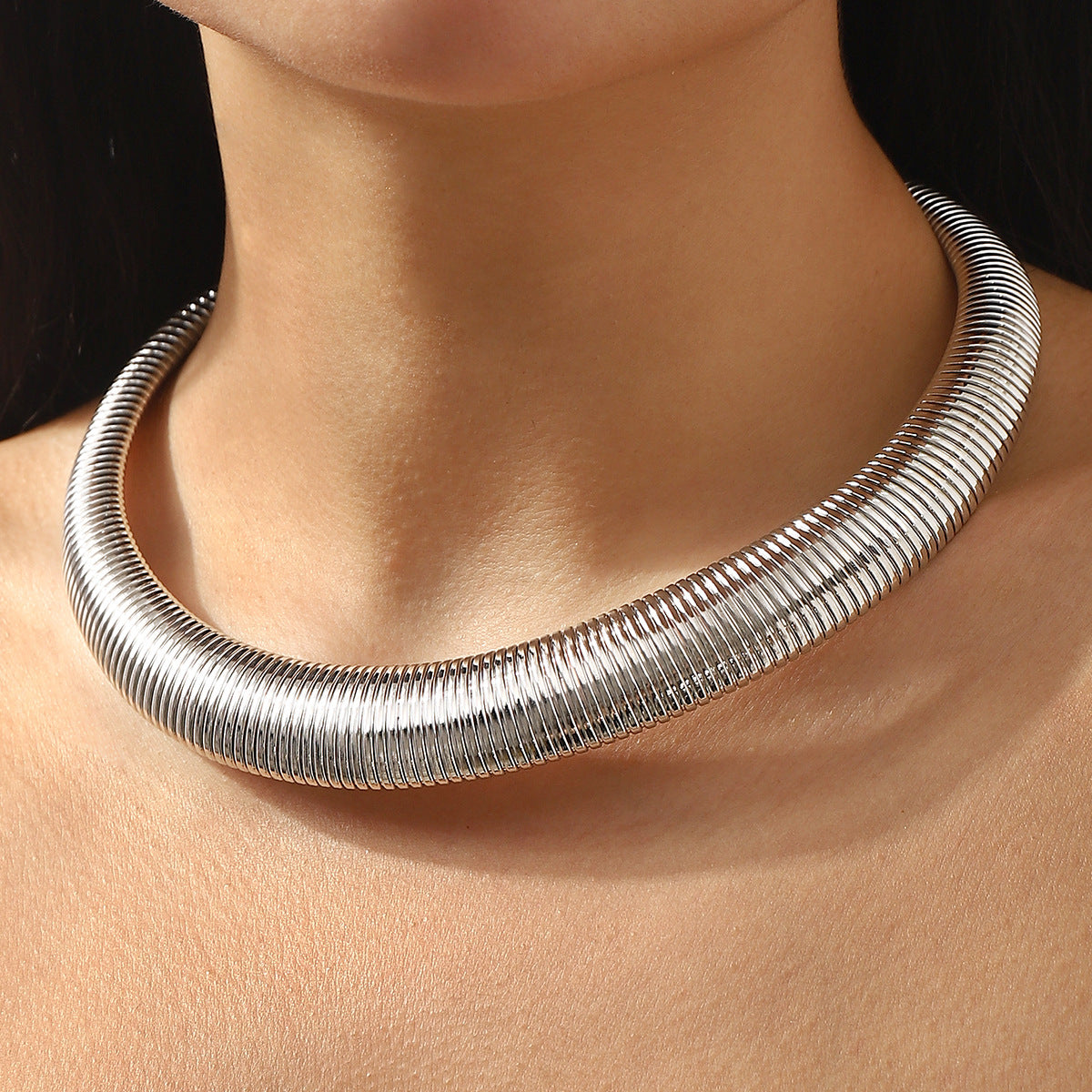 Collar Gargantilla de Cadena de Serpiente Geométrica Audaz para Mujer Hecho de Hierro con Diseño de Estilo Industrial