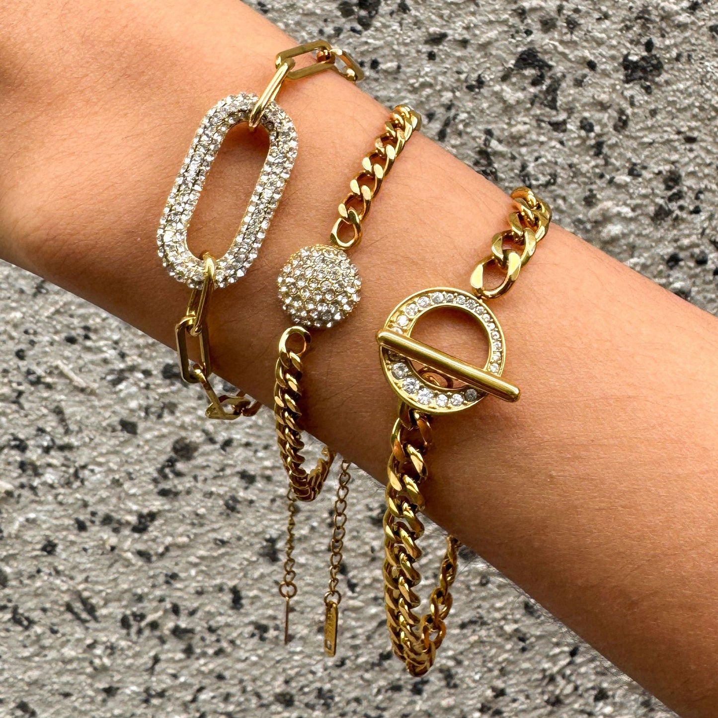 Bracciale geometrico placcato in acciaio inossidabile con zirconi bianchi da donna, gioiello a mano lussuoso e minimalista