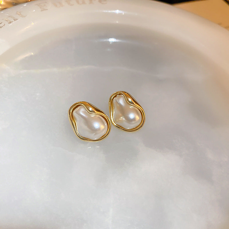 Elegantes pendientes florales de perlas con postes de plata chapados en oro para mujer