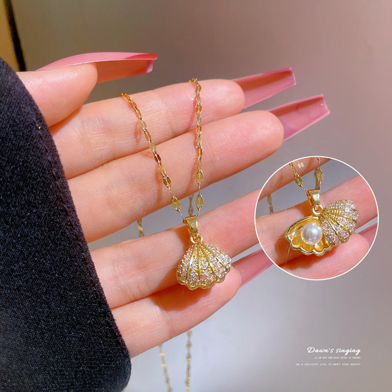 Collana Minimalista in Acciaio al Titanio con Ciondolo a Conchiglia Geometrica, Perla e Zirconia Cubica