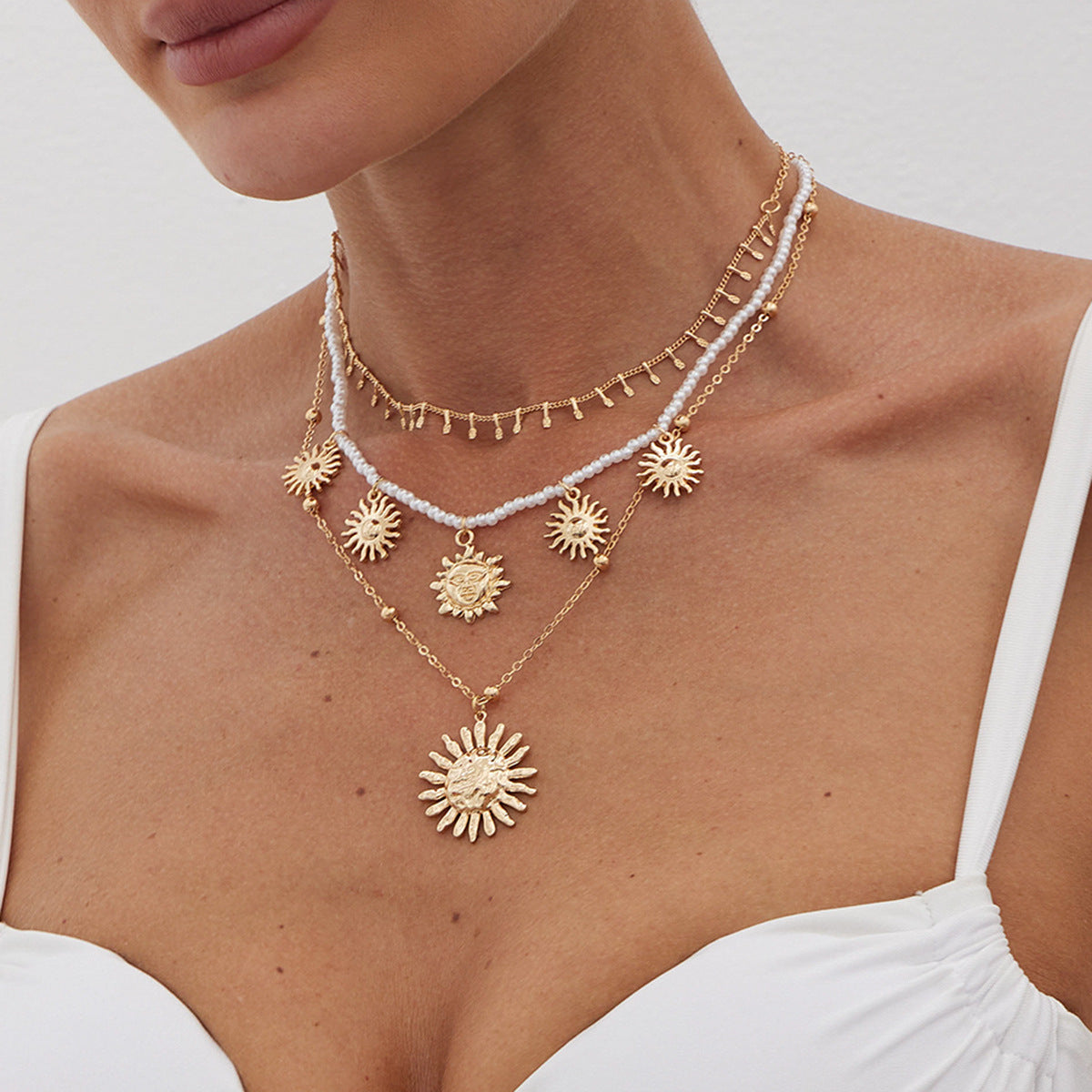Collar Minimalista Étnico con Colgante de Sol para Mujer con Perlas de Imitación y Cadena de Aleación Chapada