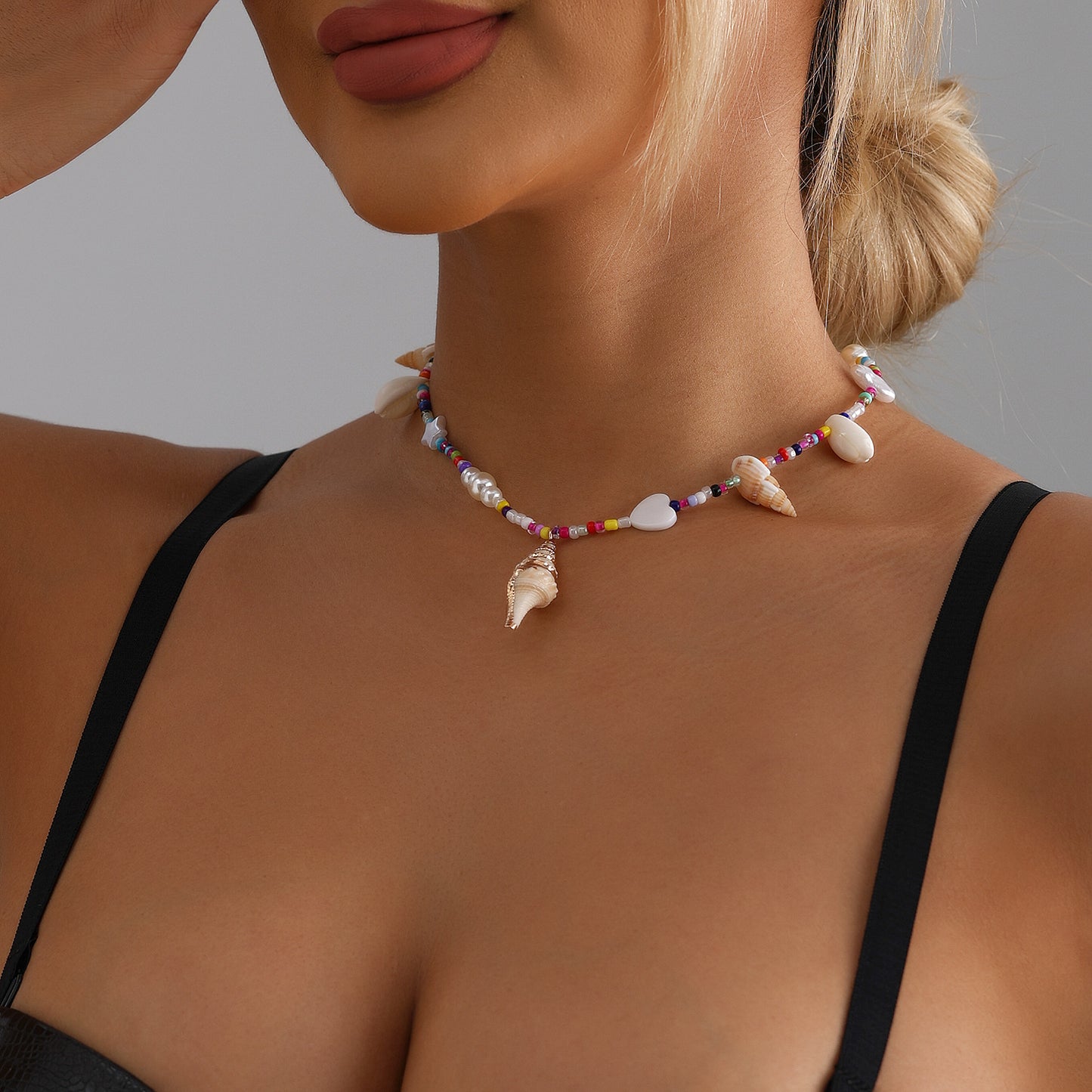 Collar Casual de Verano con Colgante de Concha Marina, Cuentas de Cristal y Diseño Geométrico en Cadena a la Clavícula