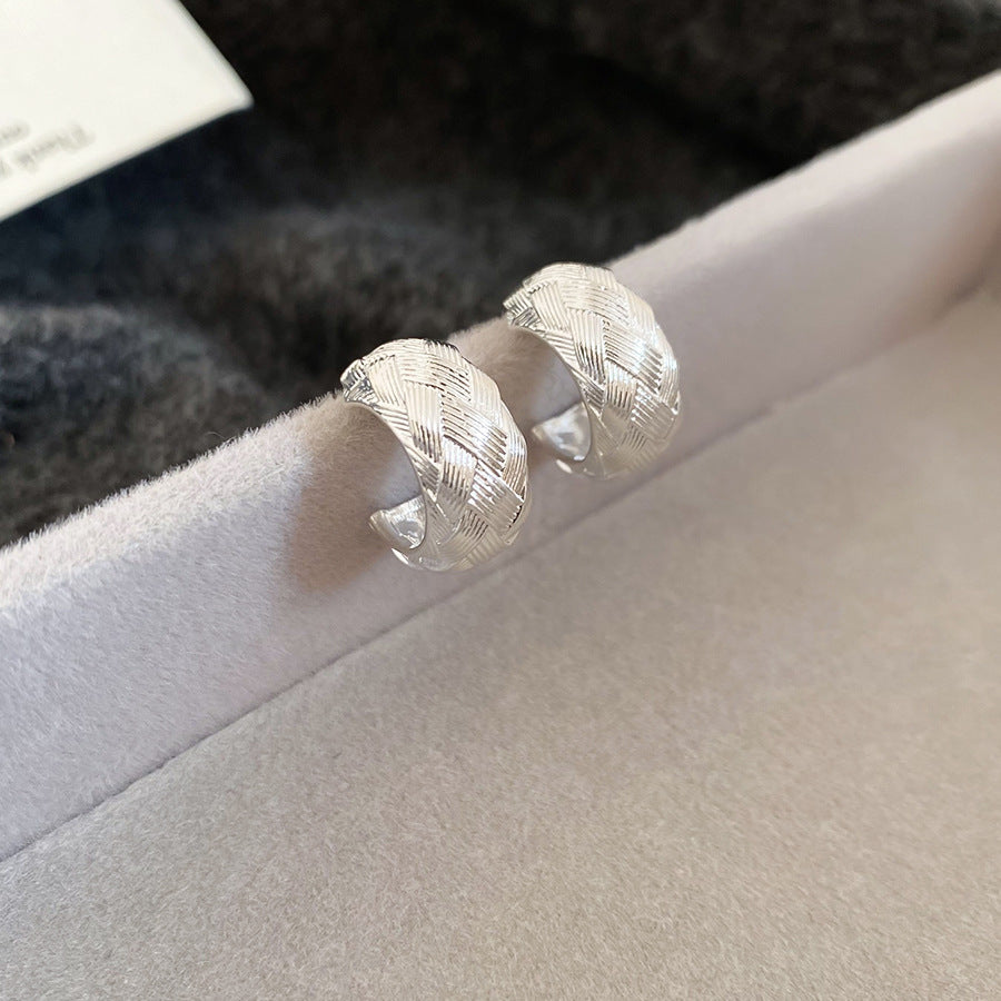 Pendientes minimalistas de metal con forma de C geométrica y acabado electrochapado para mujer